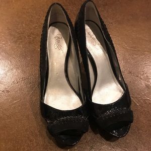 Carlos Santana Black Pumps